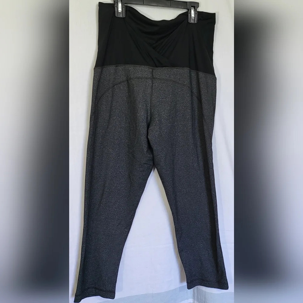 Isabel‎ Maternity Active Black & Grey Crossover Pane Capri Leggings Size M